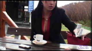 Varekova ay nasa isang motorway restaurant sa pangangaso para sa mga customer na magkantot